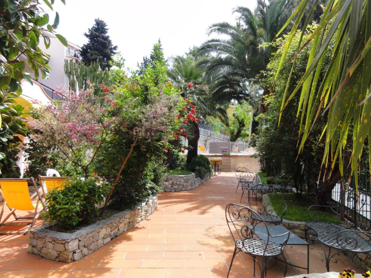 Residence Dei Fiori Pietra Ligure Esterno foto