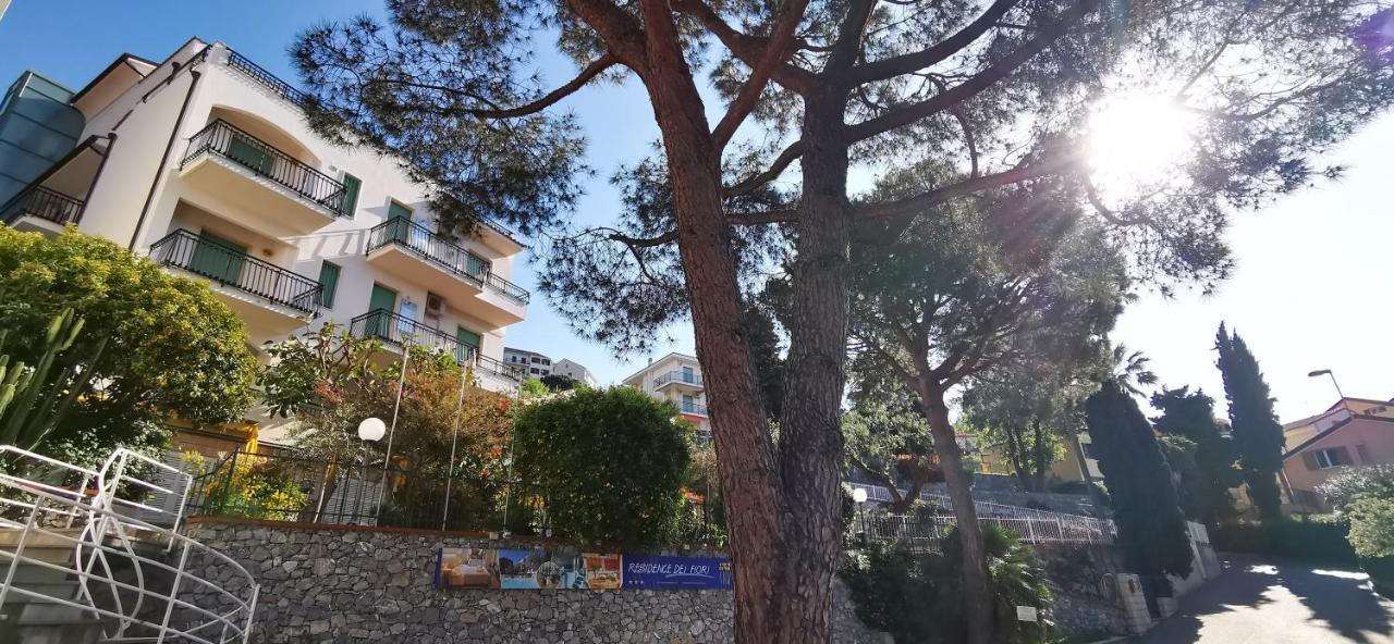 Residence Dei Fiori Pietra Ligure Esterno foto